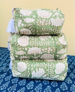 Grande trousse de toilette en coton matelassé imprimé au bloc |   Cadeau idéal |   Fait main |   Trousse de toilette |   Pochette de toilette à motifs imprimés, accessoire de voyage - Product Image 1