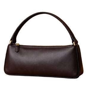 Este bolso de cuero marrón oscuro es el bolso Anine Bing Mini Elly. - Product Image 1
