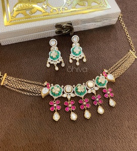 Ensemble de colliers ras-de-cou tendance en laiton plaqué or avec moissanite et perles, motif floral, pour femmes, pour les occasions de mariage et de fête - Product Image 2