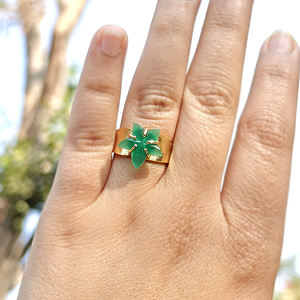 Anillo ajustable de ónix verde con diseño floral, anillo de moda con piedras talladas, latón chapado en oro, colección de joyas botánicas hechas a mano. - Product Image 3