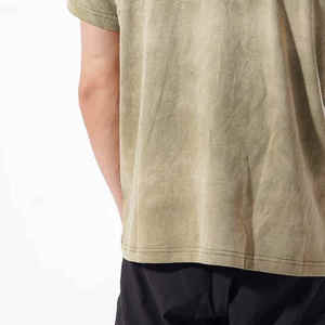 เสื้อยืดแขนสั้นสีเขียวมะกอกสำหรับผู้ชาย คอกลม สไตล์ลำลอง ทรงปกติ ผ้าเจอร์ซีย์คอตตอน 100% ระบายอากาศได้ดี โลโก้ด้านหน้า ทรงโอเวอร์ไซส์ - Product Image 5