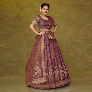 ชุดเลเฮนกาโชลีผ้าไหมบานาราสีแบบราชวงศ์ ยาวถึงพื้น ลายดอกไม้ปักดิ้นทอง งานฝีมือประณีต สง่างาม เหมาะสำหรับงานแต่งงาน งานวิวาห์ งานรับปริญญา งานเทศกาลดีวาลี  ชุดพื้นเมืองแบบดั้งเดิม - Product Image 1