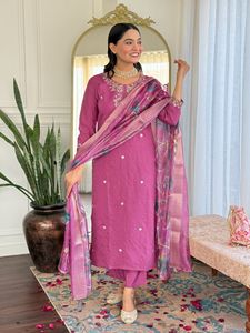 Conjunto de dupatta de viscosa magenta con bordado chanderi y estampado Teby para mujer, de moda, a un precio asequible. - Product Image 4