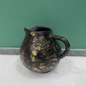 Florero Decorativo Moderno con Asa, Acabado en Negro y Dorado, Florero de Mesa de Aluminio - Product Image 6