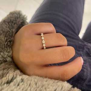 แหวนแบบซ้อนกันได้ครึ่งวง 14K 18K ทองคำแท้ ประดับเพชรทรงลูกแพร์เพาะเลี้ยง ดีไซน์เรียบหรู ใส่ได้ทุกวัน เหมาะสำหรับเป็นเครื่องประดับแต่งงาน - Product Image 2