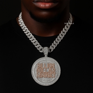 Colgante Billion Dollar Mindset - Colgante de Moissanita Baguette, Colgante Baguette Elaborado con Maestría, Totalmente Cubierto de Piedras de Plata 925 - Product Image 1