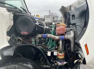 รถบรรทุกหัวลาก VNL64760 6x4 ปี 2019/2020 แบบมีห้องนอนหลังคาสูง 70 นิ้ว ระยะทางวิ่ง 264,599 ไมล์ ผ่านการตรวจสอบแล้ว - Product Image 4