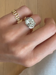 Bague de fiançailles en diamant de laboratoire East West taille coussin, 3 carats, provenance mine ancienne, bague bicolore 14 carats, certifiée IGI. - Product Image 2