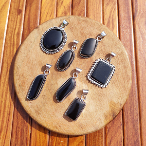 Pendentif en onyx noir naturel serti de pierres, plaqué argent, en laiton, collier en pierres précieuses, bijoux faits à la main, unisexe, cadeau de mariage bohème - Product Image 2