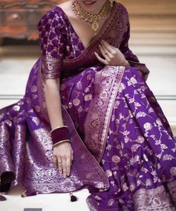 Sari de Seda Morado con Patrón Floral Dorado, Traje Tradicional Indio para Bodas, Sari Largo Hasta el Suelo para Mujer - Product Image 2