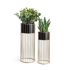 Grand pot de fleurs en métal au design minimaliste, idéal pour le hall d'entrée, la terrasse, le balcon et l'aménagement intérieur moderne. - Product Image 3