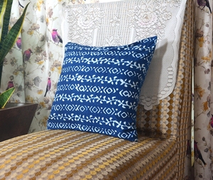 Funda de cojín azul índigo estampada a mano, funda de almohada étnica de algodón - Product Image 2