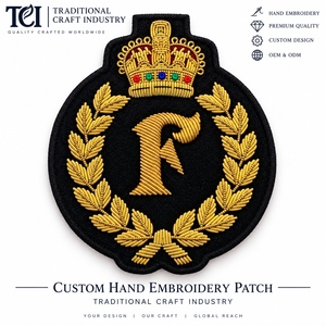 Écusson brodé main personnalisé haut de gamme avec logo initiales couronne en fil d'or pour vestes, blazers et vêtements - Product Image 2