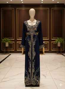 Caftán Azul Marino Royal Midnight: Exquisito Bordado de Filigrana Dorada y Detalle Intrincado de Cuentas para una Elegancia Nocturna de Lujo. - Product Image 2
