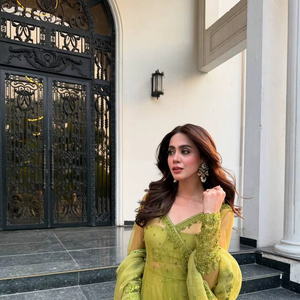 ชุดเดรส Anarkali สไตล์ Kediya แบบหนักประดับด้วยด้ายปักลายเลื่อม ชุดเดรส Anarkali สไตล์ Kediya พร้อมเสื้อคลุมและผ้าคลุมไหล่ พร้อมกางเกงเลเฮนกา - Product Image 1