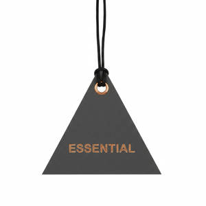 Étiquettes en carton velours épais bordeaux avec cordon métallique doré et finition douce au toucher pour un cadeau haut de gamme - Product Image 1