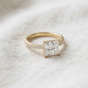 Anillo de Compromiso Solitario de Moissanita con Corte Princesa en Oro de 18K con Engaste de Puntas, Certificado IGI, Joyería de Lujo para Mujer - Product Image 3