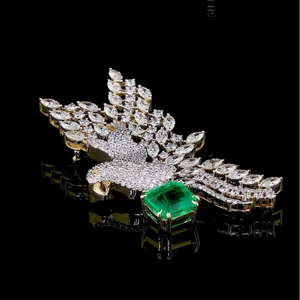 Colgante de águila con incrustaciones de diamantes, moderno, para mujer, con gema verde real, oro amarillo, diamante cultivado en laboratorio, collar con colgante, venta al por mayor - Product Image 2