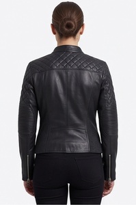 Chaqueta de cuero negra para mujer al por mayor, estilo motociclista con acolchado de diamantes en los hombros, corte ajustado personalizado, cremallera completa, proveedor de prendas de abrigo. - Product Image 2