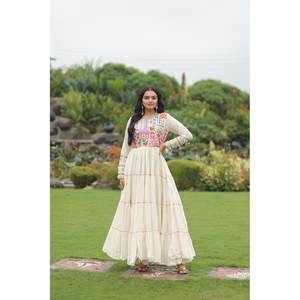 Vestido de Noche Blanco con Bordado Multihilo, Especial para Navratri, Talla M - Product Image 5