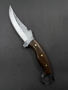 Cuchillo de Caza Hecho a Mano de Acero al Carbono de Grado Industrial con Mango de Madera y Funda de Cuero para Acampar al Aire Libre - Product Image 3