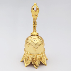 Cloche rituelle dorée élaborée, conçue avec un corps en forme de pétale de lotus et un fini en forme de couronne, disponible à prix de gros. - Product Image 1