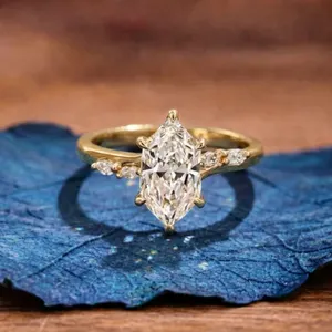 Anillo de Diamantes Corte Marquesa Holandés en Oro Sólido con Delicadas Piedras Laterales, Elegante Anillo de Compromiso para Mujer, Joyería Fina de Lujo - Product Image 1