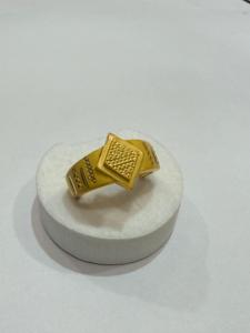 Anillo ancho de latón chapado en oro para hombre con patrón rectangular grabado, joyería llamativa, anillo de moda para uso diario - Product Image 1
