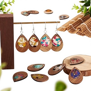 ต่างหูเรซิ่นชุบทองขัดเงา ดีไซน์เก๋ไก๋ไม่ซ้ำใคร เหมาะสำหรับงานปาร์ตี้ธีมเทพนิยาย งานแต่งงาน และโอกาสพิเศษต่างๆ - Product Image 1