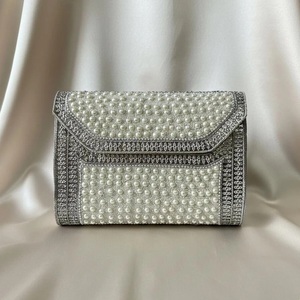 Elegante Bolso de Mano Tipo Clutch de Metal Pulido Estilo Antiguo Moderno con Intrincado Trabajo de Abalorios, Perlas Blancas y Diseño de Cierre con Solapa Esculpida - Product Image 3