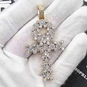 Collar con Colgante de Cruz Plateado con Incrustaciones de Piedras de Moissanita Redondas, Joyería Cristiana de Lujo Estilo Hip Hop para Hombre - Product Image 1