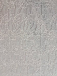 Tissu en coton blanc pur en gros avec des rangées de fleurs alignées et broderie en cordon 3D pour vêtements de créateurs - Product Image 1