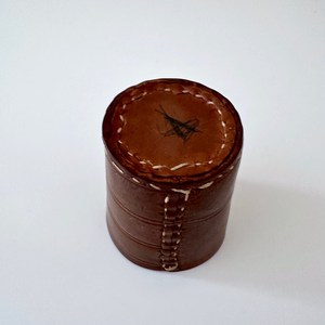 Gobelet à dés en cuir premium marron et noir avec logo personnalisé, ensemble de jeu professionnel silencieux avec doublure en feutre, différentes tailles - Product Image 3