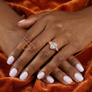 Bague élégante en or rose avec moissanite taille ovale, bague d'anniversaire unique à sertissage clos en forme de poire, bague de fiançailles moderne de haute qualité pour femme - Product Image 4