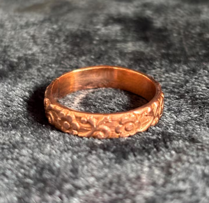 Anillo de Cobre Puro Hecho a Mano con Motivo Floral de Margarita y Rosa Grabado, Anillo Terapéutico de Cobre Sólido de Alta Resistencia - Product Image 1