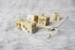 Dés à jouer en os faits à la main, écologiques et modernes - Art et objets de collection - Product Image 5