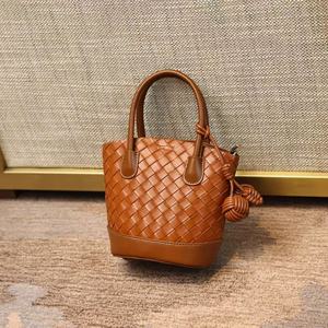 Nouveau sac bandoulière tissé à la main en PU pour femme, style vintage, avec fermeture éclair, design panier de légumes, idéal pour l'été - Product Image 1