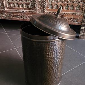 Poubelle en métal martelé artisanal vintage, idéale pour la salle de bain, la cuisine, le salon, le hall ou le balcon extérieur, fabriquée en Inde - Product Image 3