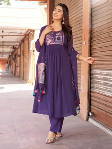 Conjunto especial de festival Anarkali Kurtis con pantalón y dupatta de seda Chanderi suave con bordado a mano completo, vestido Anarkali. - Product Image 3