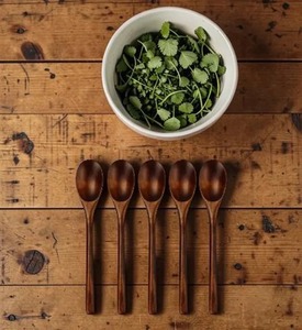 Cuillère en bois artisanale écologique, ustensile de cuisine durable avec gravure rustique, cuillère à mélanger et à cuisiner - Product Image 1