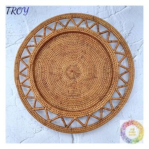 Sets de table décoratifs en rotin naturel avec motifs de tissage variés pour les intérieurs de style farmhouse côtier et modernes et organiques - Product Image 1