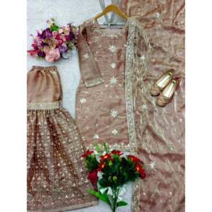 Superbe ensemble de soirée en satin avec haut, sarara et dupatta ornés de sequins - Product Image 4