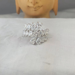 Exquise bague en or blanc sertie de diamants en forme de poire, entourée d'une beauté scintillante, d'une élégance sublimée et d'une brillance éblouissante. - Product Image 4