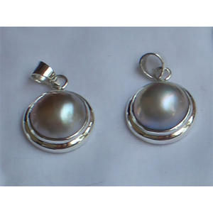 Perle blanche avec perle argentée, combinaison indonésienne avec argent 925k, cadre en argent de Bali, idéal pour pendentif. - Product Image 1