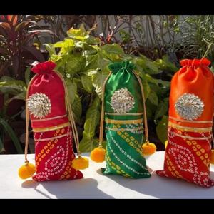Celebre la artesanía india con esta vibrante bolsa Bandhani Potli con patrones tradicionales de teñido anudado y motivos florales gota. - Product Image 2