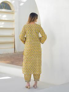 Ensemble Kurta et pantalon droit en tissu écologique de luxe, imprimé au bloc à la main, couleur moutarde, avec dupatta, en tissu confortable, disponible à la vente - Product Image 4