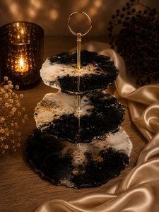 Soporte de Pastel de Resina de Tres Niveles, Forma Irregular, Negro con Detalles en Blanco y Dorado, Apto para Lavavajillas, Reutilizable, HASAN CRAFT HC-0001 - Product Image 5