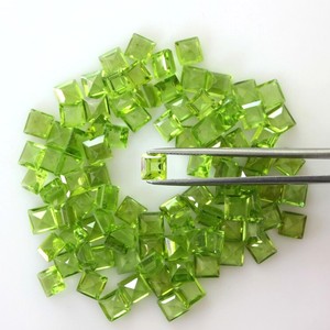 Peridoto verde natural de 5 mm, corte cuadrado, piedra preciosa suelta, peridoto facetado calibrado para la fabricación de joyas, precio al por mayor, a granel. - Product Image 2