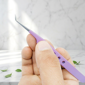 Pince à cils en acier inoxydable violet avec grip texturé, outils de précision pour la pose des cils, pour les professionnels des salons de beauté - Product Image 1