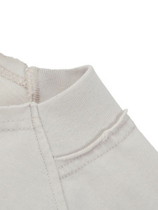 **Nombre del Producto:** Camiseta Raglán con Cuello Simulado y Efecto Desgastado **Nombres Alternativos:** Camiseta con Cuello Simulado y Borde sin Rematar, Estilo Vintage, Streetwear - Product Image 4